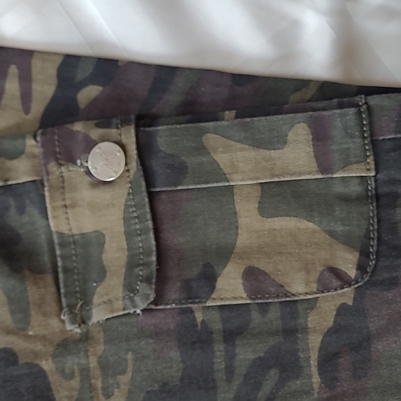 VIP Women's Camo Jean's - Picture 2 of 7